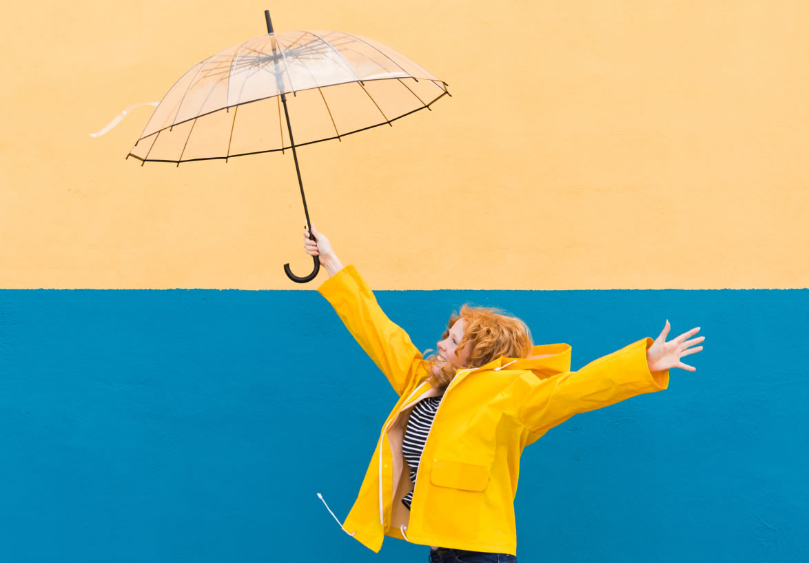 fille qui tient un parapluie – illustration assurance emprunteur Macif