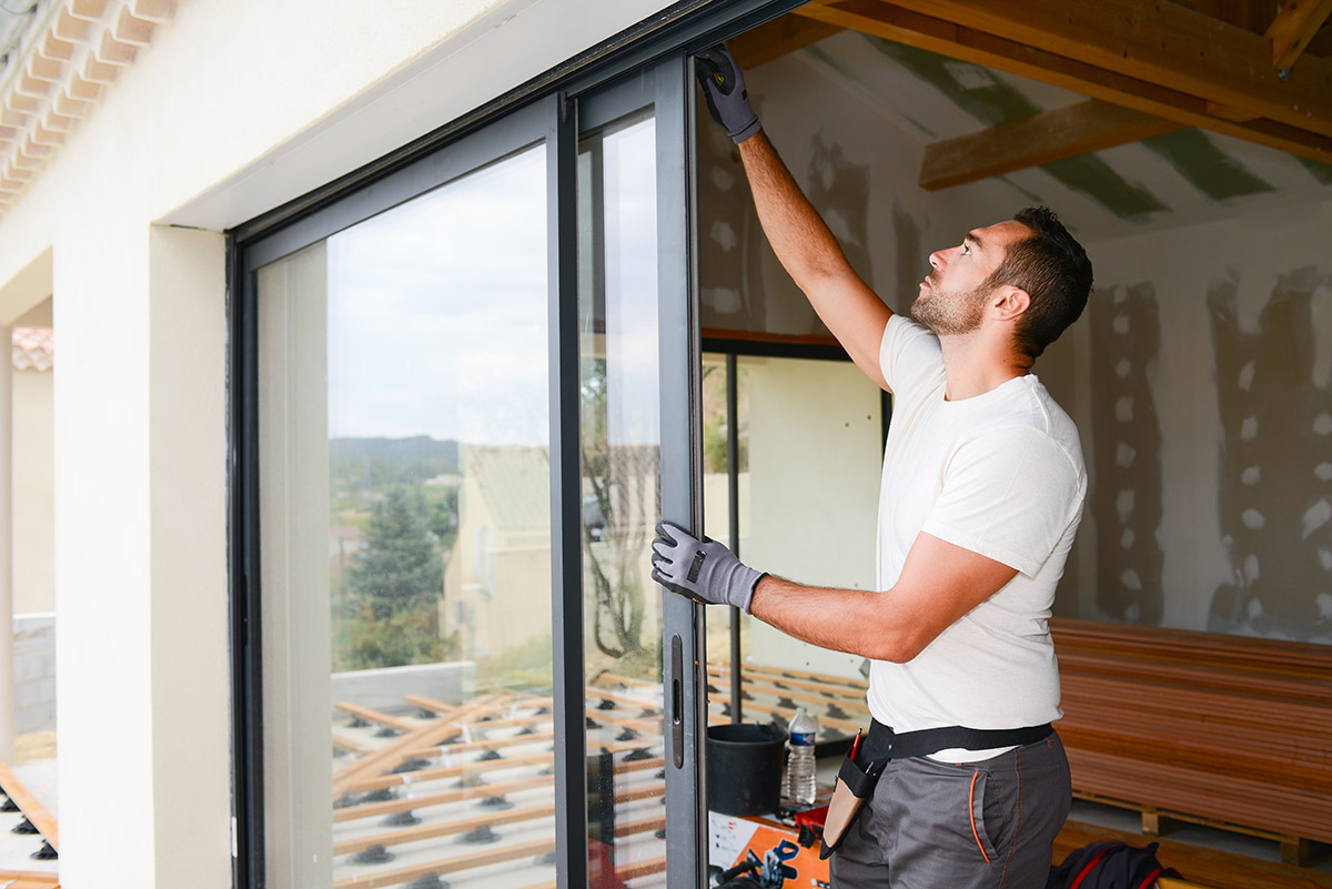 Homme qui construit une maison