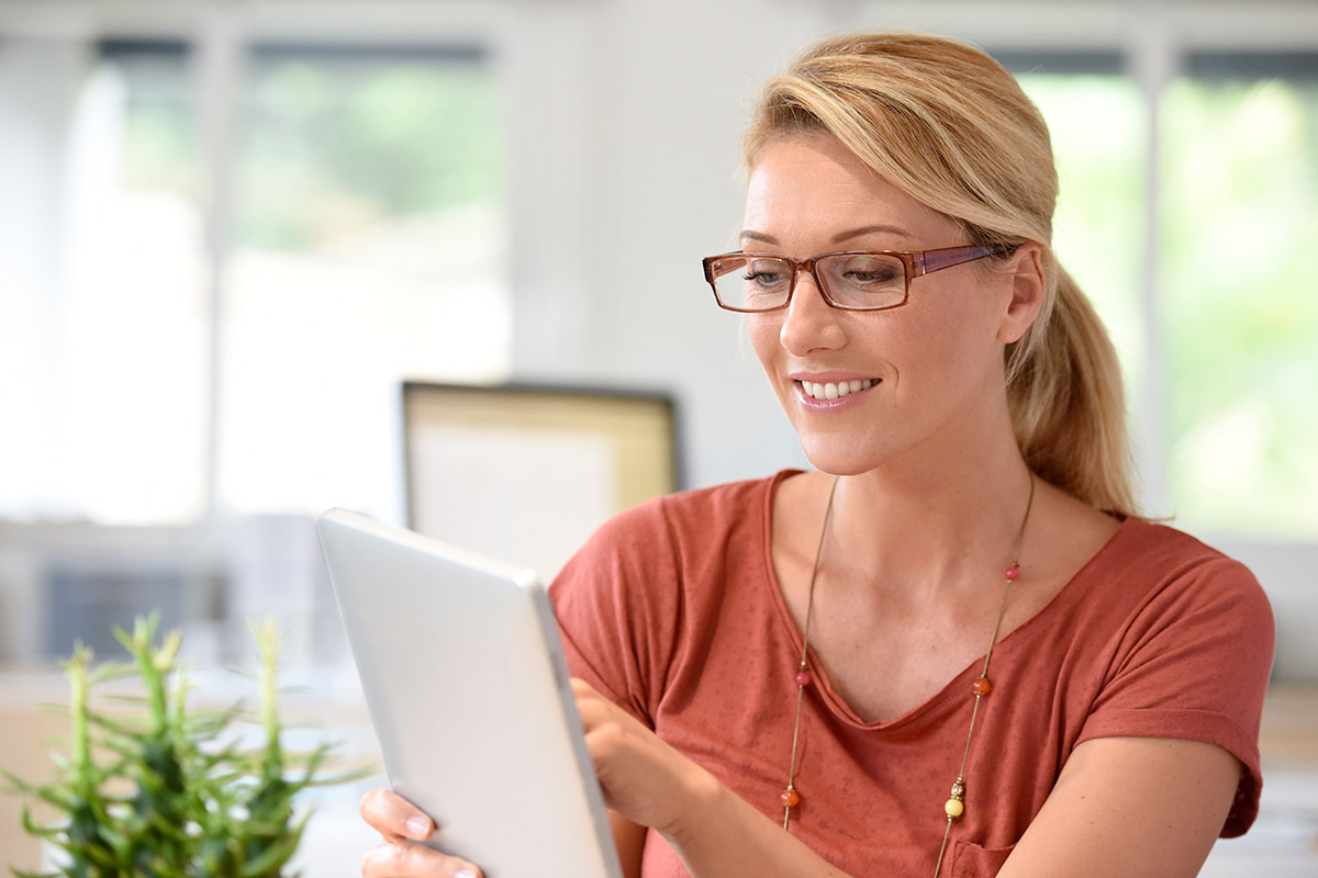 Femme qui souscrit une assurance de prêt