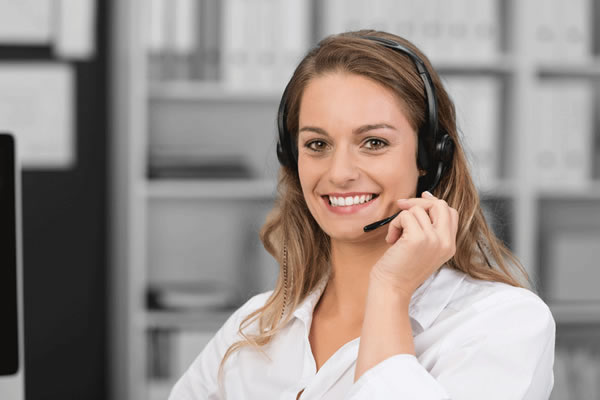 nos conseillers vous répondentdu lundi au vendredi de 8h à 20h et le samedi de 8h30 à 17h15 conseiller qui répond au téléphone