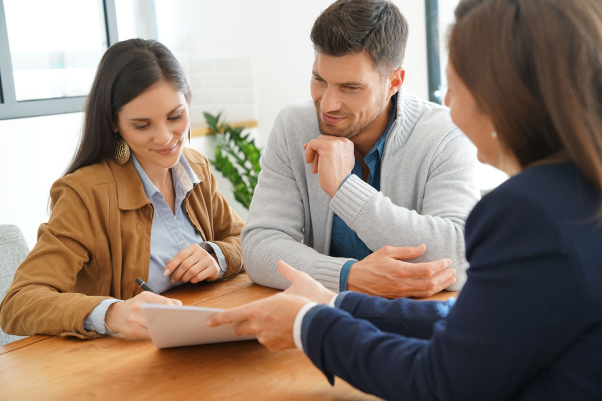 Couple qui fait un prêt immobilier