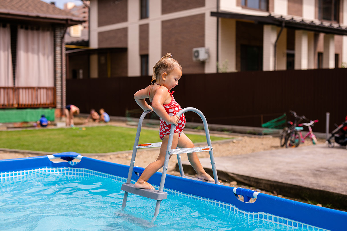 Enfant qui joue dans sa piscine