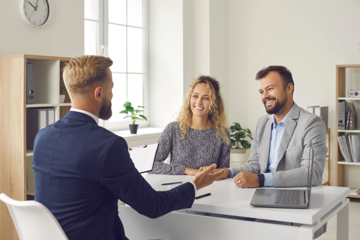 Client et banquier en discussion