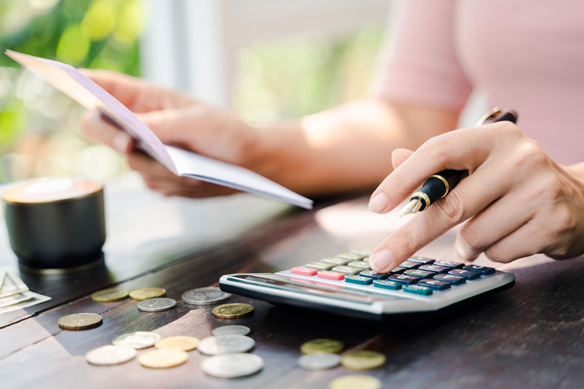 femme qui calcul le coût de son assurance de prêt et ses économies